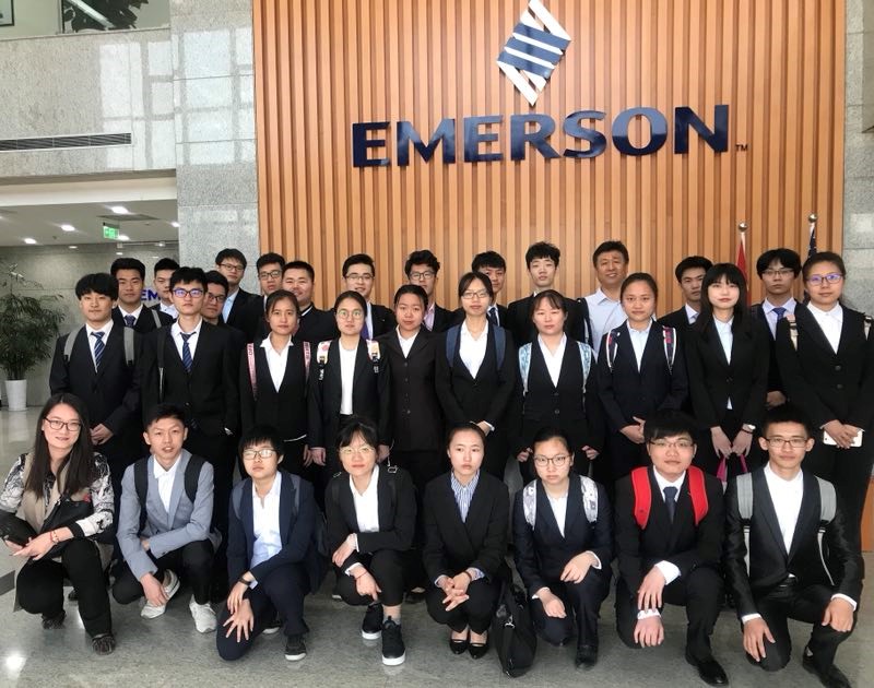 成人在线
部分学生赴艾默生进行生产实习面试